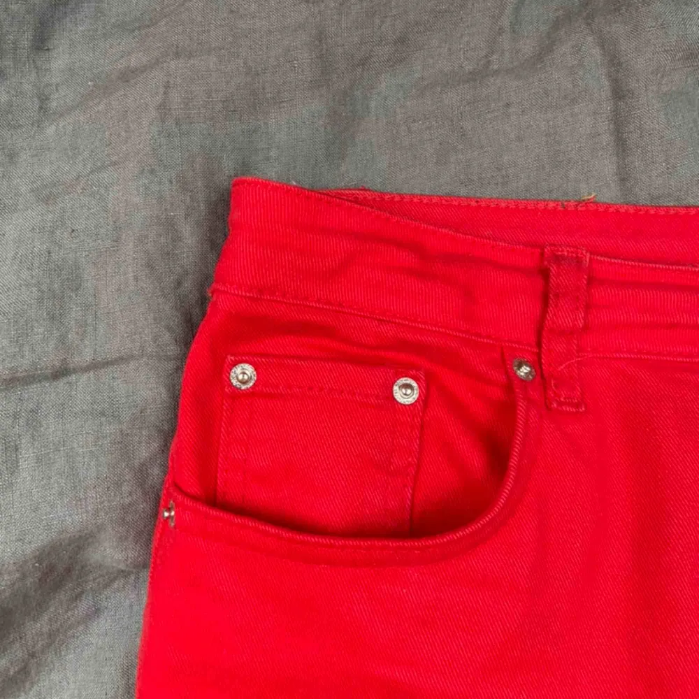 Snygga COOLA🎸🎸👊🏽röda jeans från Gina Tricot. Storlek M och du står för frakten :). Jeans & Byxor.