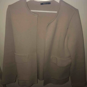  - Snygg vårjacka som är en av mina favoriter, men kommer tyvärr inte till användning. Använd ca 4 gånger och är som ny. Färgen beige 