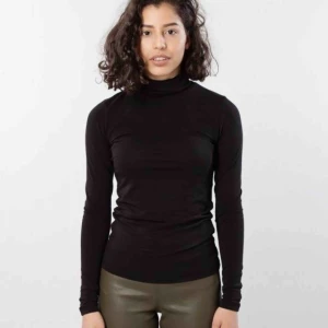  - Samsoe samsoe Sak, svart. Tunn och mjuk polo. Hittar ej storlek men uppskattar M/L. Sparsamt använd, storlekslappen bortklippt. Skickas mot porto 44:-