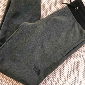  - The North face mjukisbyxor, knappt använda. Nypris ca 600kr. Väldigt bra kvalitet