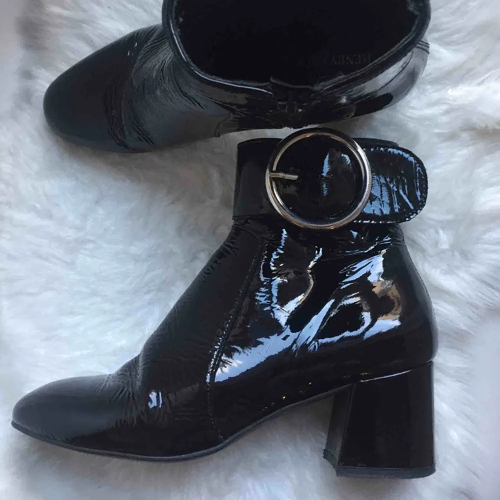 Supersnygga boots från Henry Kole i glansigt läder. Handgjorda i Spanien. Använda fåtal gånge gånger och därför i nästan helt nytt skick. Originalkartong och påse finns. . Skor.