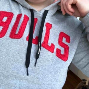  - Adidas bulls hoodie, använd men ser ut som ny!