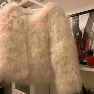  - Päls jacka helt ny, har ej använd pga fel storlek. Köpte för 1900kr  