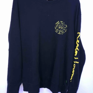  - långärmad tröja från uniqlo, inte så tjock och sitter som en L. köparen står för frakt eller möts upp i sthlm :) 