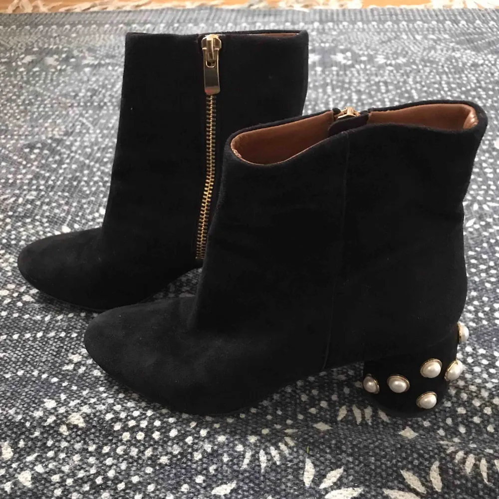 Suede ankle boots with pearly heels. Have been worn just a handful of times. In good condition. . Skor.