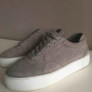  - Skor från Arigato, Axel Arigato Platform Sneakers. Nypris ligger på 1600kr. Använda fyra gånger, pris kan sänkas vid snabb köp!