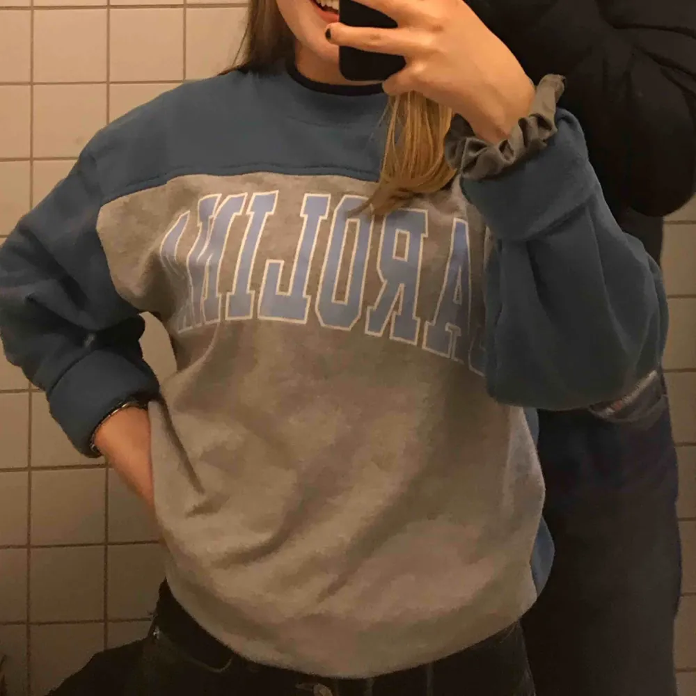 As snygg College tröja 💙 Det står Carolina ! Kan mötas i sthlm! Annars kan köparen stå för frakten 💙🦋✨. Tröjor & Koftor.