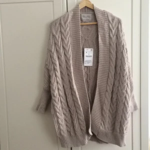  - Stickad kofta från zara. Aldrig använd