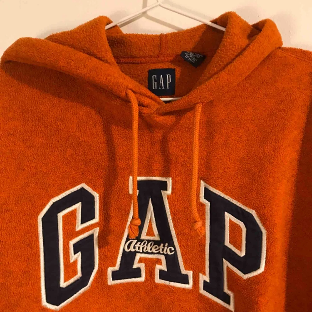 Ball hoddie från GAP i fleecetyg. köpt på second hand. Köparen står för frakt🍒. Hoodies.