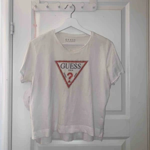  - Guess t-shirt, inköpt 2017/2018 Välbevarat skick, använd ett fåtal gånger  Normal i storleken  Säljer då den inte kommer till användning som den borde. Nypris: 400kr