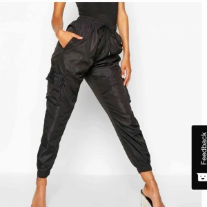  - säljer ett par skitsnygga oanvända cargo byxor i svart, men säljer de tyvärr då de var för stora och för att jag varit för lat för att shippa tillbaka :-) inköpspris; 299kr