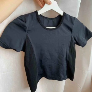  - Knappt använd tröja, perfekt till gymmet eller träning.  Fråga ifall du har frågor!❤️