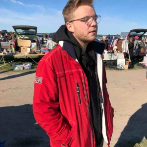  - Snygg vintagejacka från Tommy Hilfiger. Väl använd men i trevligt skick. 