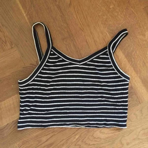  - kort randigt linne från weekday. Använt men i fint skick!