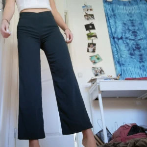  - Mörkgröna kostymbyxor från bikbok. Jättesköna I bra skick! Köpare står för frakt men kan mötas upp i centrala Uppsala :) 