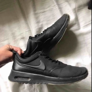  - Säljer mina Nike air max thea ultra se pågrund av att de va för små, därav endast testade! Mycket synd då jag tycker att de är grymt snygga och sportiga! nypris är 1299kr! Frakten står köparen för ifall vi inte kan mötas upp i Örebro