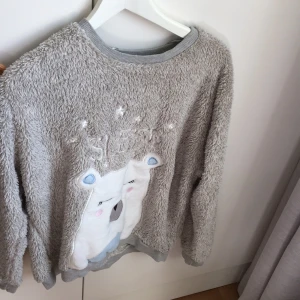  - Jättegosig tröja från Cubus med texten ”SLEEP”