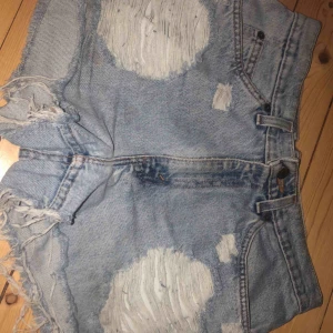  - Säljer mina knappt använda levis shorts. Storlek W30 L32. Skulle säga att dem är som ett par medium.