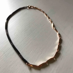  - • Superfint halsband från & other stories •  - tight modell, inte riktigt en choker men sitter typ över halsgropen  50 kr (frakt inkluderad)