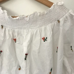  - Off shoulder blus från Zara med blomdekorationer på. Klippte av armarna längst ner då jag anser att det blev mycket snyggare.