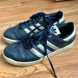  - Adidas retro, blå och silver.  Frakt tillkommer
