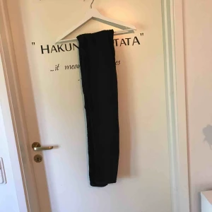  - Svarta jeans med bra passform, använt få gånger