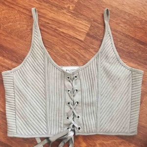  - Jättefin oanvänd grå croptop från bikbok i storlek S✨