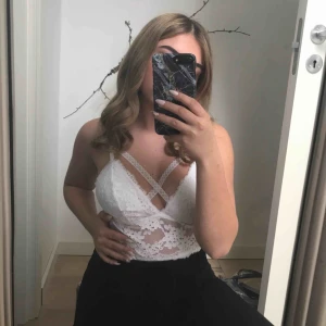  - Säljer min jättefina body i vit spets då den ej kommer till användning! 