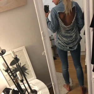  - Cool jacka med pärlor köpt i London. Ny med prislapp kvar på.