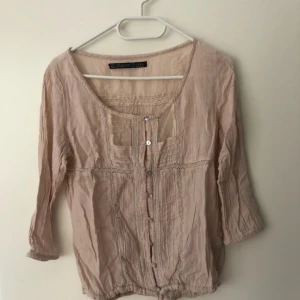  - Superfin beige/gammelrosa blus från Zara. Använd ett fåtal gånger, i fint skick. Går att använda både ”skrynklig” eller struken. 