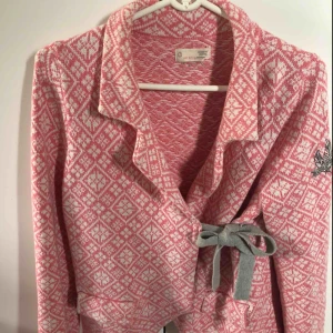  - Nästintill oanvänd (max 3 ggr)  Odd Molly kofta i st 2. Priset kan diskuteras. 