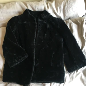 - Pampig höst/vinterjacka. 80 cm lång och 65 cm bred. Har några brustna sömmar i innertyget (se bild), men inget som stör användningen eller som syns. Möts upp i Uppsala. Ursprungligen köpt på Beyond Retro för 700 kr.