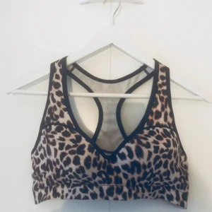  - FÅ FYRA VALFRIA PLAGG FÖR 200 kr!! Bara intresserad av ett plagg, PMa!   VICTORIA’S SECRET sporttopp. Använd 1 gång pga fel storlek..