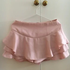  - Kjol/shorts ifrån Zara. Är storlek 38 men passar en 36a. 