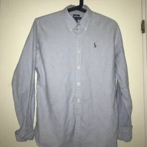  - Ralph lauren Skjorta i storlek 8 vilket motsvarar M, säljer eftersom den är för stor.