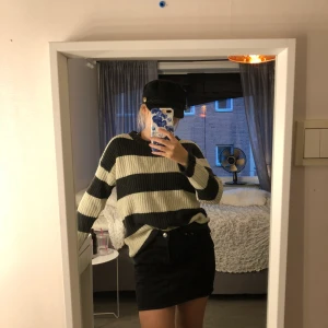  - Randig stickad tröja i storlek XS, passar även S. Sparsamt använd. Köpt från carlings