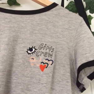  - Säljer denna fina T-shirt ifrån Monki💖 Tröjan är i mycket gott skick (trots använd) & letar efter nytt hem. Om ni undrar över något, kolla min profil eller ställ en fråga🌸