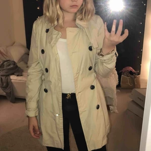  - Jättefin beige trench-coat från Cubus. tyvärr hål i fickorna. Frakten kan diskuteras. Skicka meddelande om frågor eller mer bilder💗