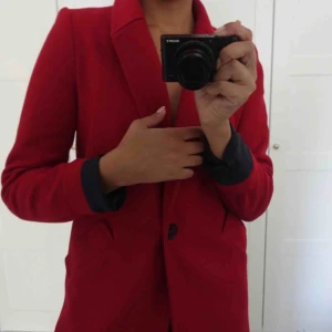  - Röd kappa - använd en säsong   -söm har gått upp i ryggen ( enkelt o laga och syns knappt! )