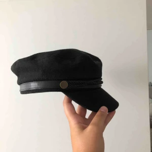  - Svart skepparhatt från Åhléns. I bra skick, knappt använd. 
