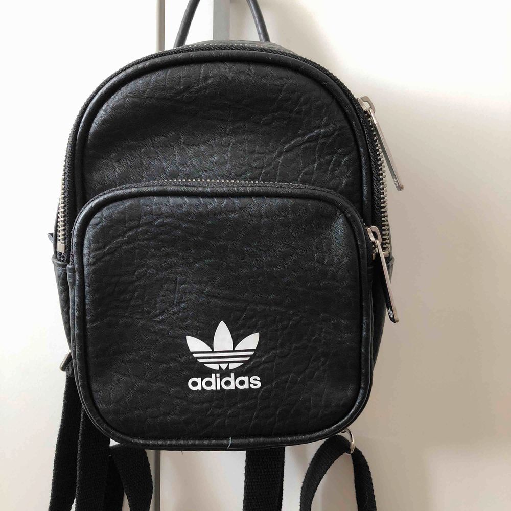 Liten ryggsäck från Adidas. Mycket | Plick Second Hand