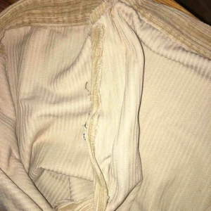  - Snygga byxor i beige, grov manchester. Köpta secondhand och är i mycket bra skick. Storlek står inte och jag har sytt in dom själv  men det är inget som syns från utsidan och känns inte heller när man har på sig dom. Pris kan diskuteras