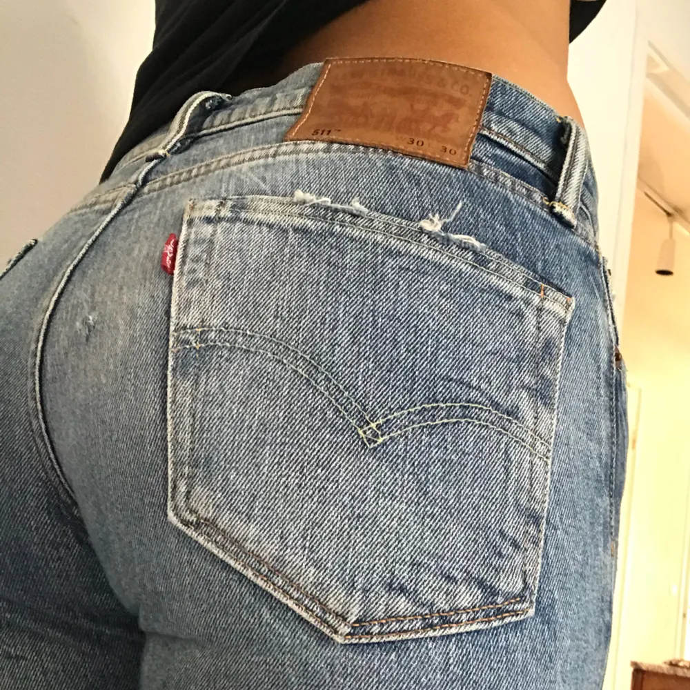 Snygga Levis jeans och jätte sköna!  avklippta en bit där nere för lite coolare stil så måtten på längden stämmer int helt. Köparen står för frakten<3 (ganska små i storleken, jag brukar ha runt 28 . Jeans & Byxor.