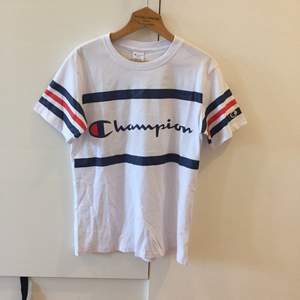 Champion T-shirt, HELT NY, aldrig använd. Är storlek M men är väldigt liten i storlek så det är som S. Kan mötas upp i Stockholm, Annars kostar frakt 30kr :)