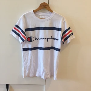  - Champion T-shirt, HELT NY, aldrig använd. Är storlek M men är väldigt liten i storlek så det är som S. Kan mötas upp i Stockholm, Annars kostar frakt 30kr :)