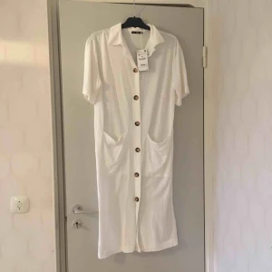  - Klänning i nyskick från Zara.  Pga att jag ej kunde returnera den så säljer jag den rätt så billigt. (Nypris 299kr)  Stilren design och den har två fickor. 