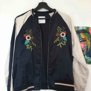  - Snygg jacka med broderat blommor på. Den är i nyskick, passar S-M. 100kr+frakt ca 50kr!  Kolla gärna mina andra plagg :) 