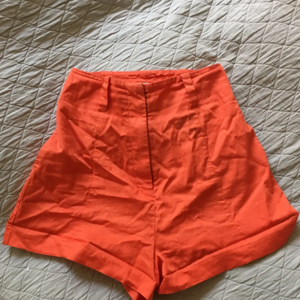 Snygga orangea shorts från Weekday! Köpta för ca 2 år sedan. . Shorts.