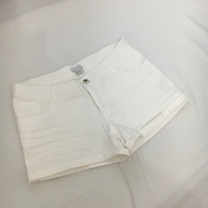  - Ett par nya shorts från New Yorker. Storlek 40 använda en gång. 