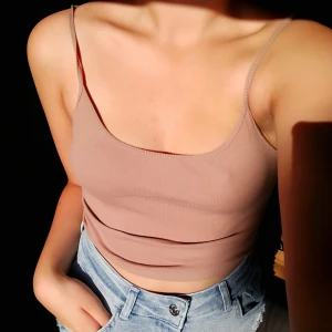  - Ett lite kortare linne men det är inte "cropped", helt nytt och oanvänt med lappen kvar. 